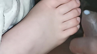Cum feet on m'y wife